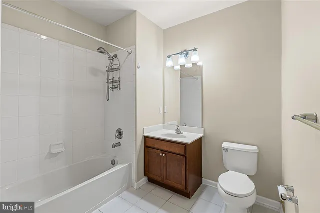 a view of empty room with window