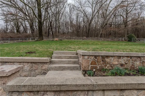 a view of a yard with an empty space