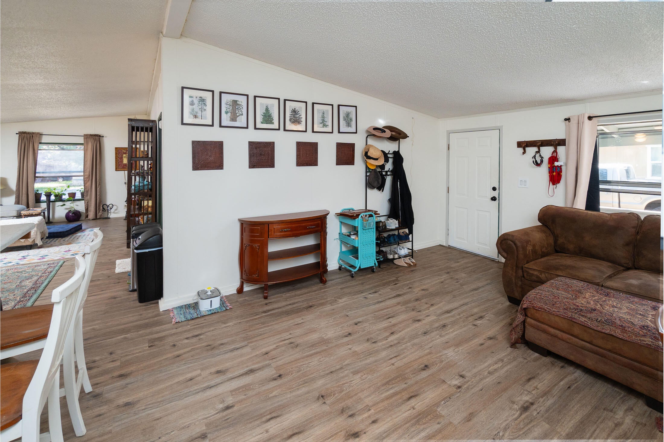 61000 Brosterhous Road, Unit 516 Bend, OR 97702 - Photo 6 of 30 living room at front entry