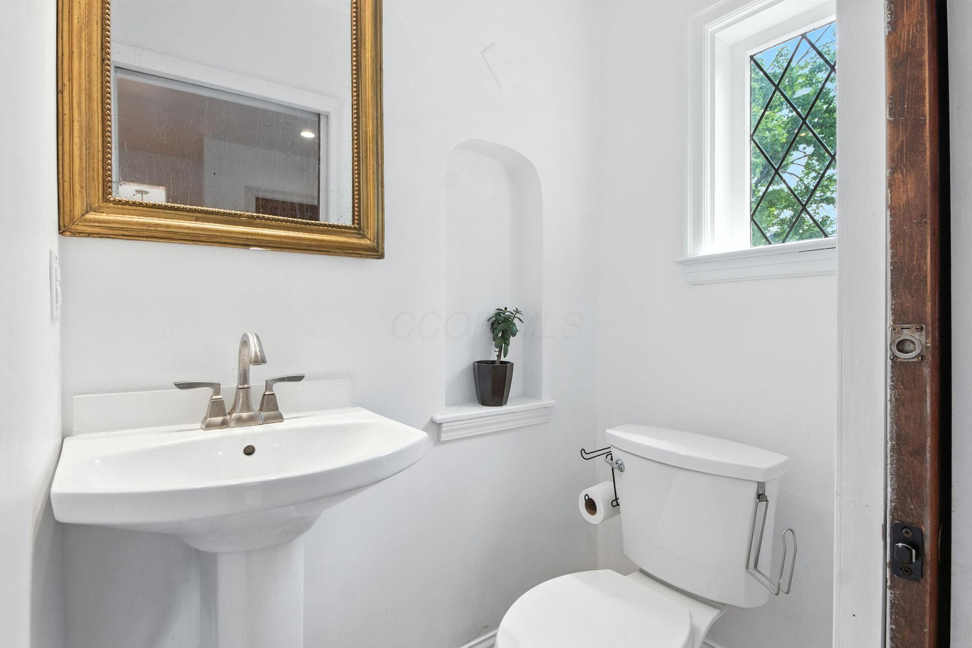 933 Vernon Road Columbus, OH 43209 - Photo 19 of 55 First Floor Half Bathroom
