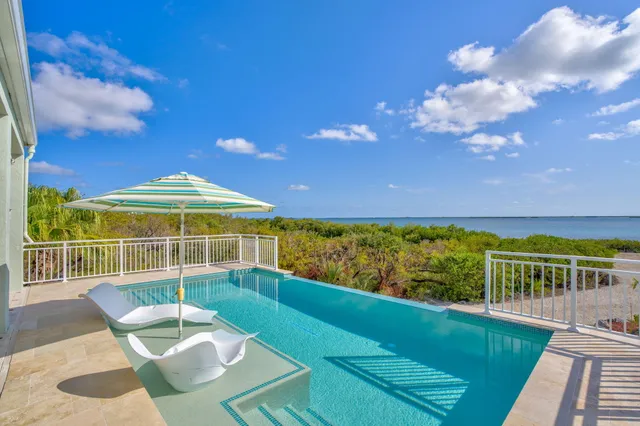 a view of sitting area with furniture
