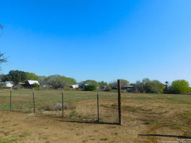 $175,000 | 110 Crestfield Drive, Pleasanton, TX 78064