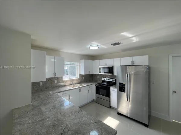 $3,100 | 2268 Northwest 52nd Street, Unit BOTTON, Miami, FL 33142