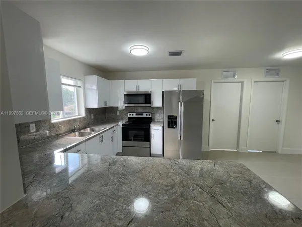 $3,100 | 2268 Northwest 52nd Street, Unit BOTTON, Miami, FL 33142