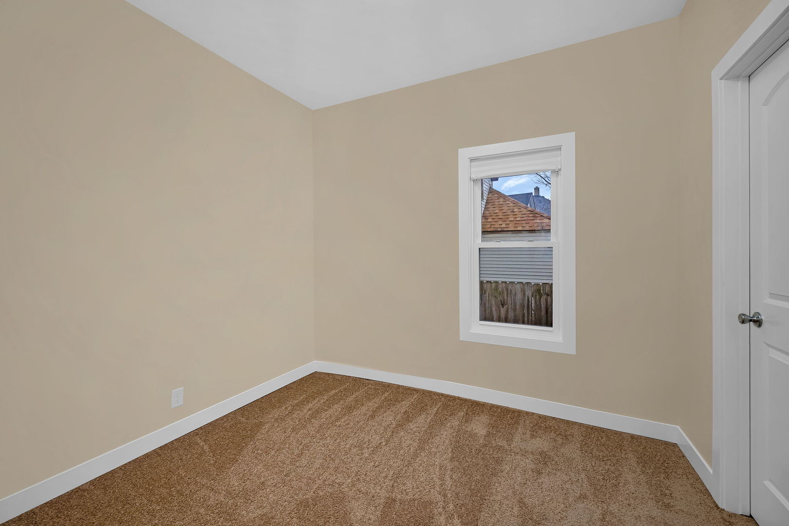 729 Claim Street Aurora, IL 60505 - Photo 10 of 34 an empty room with a window