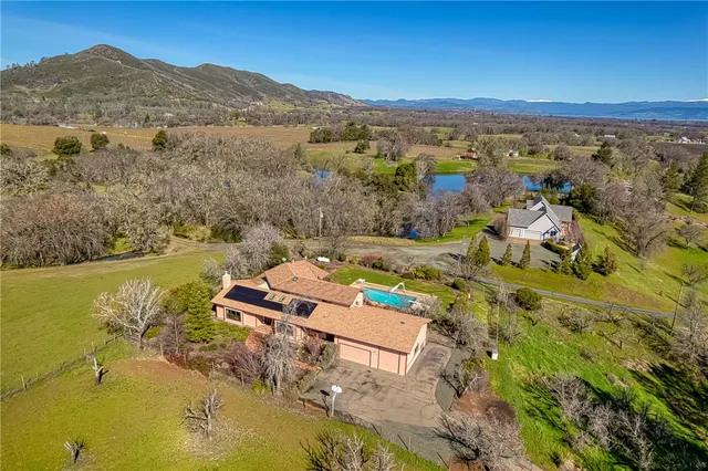a view of a livingroom with furniture and a ceiling fan