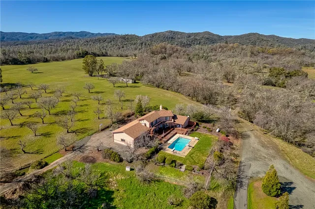 a view of a livingroom with furniture and a ceiling fan