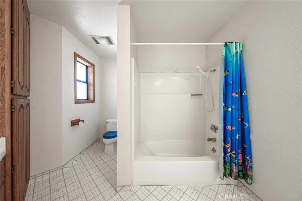 6535 Highland Springs Road Lakeport, CA 95453 - Photo 69 of 75 a bathroom with a bathtub