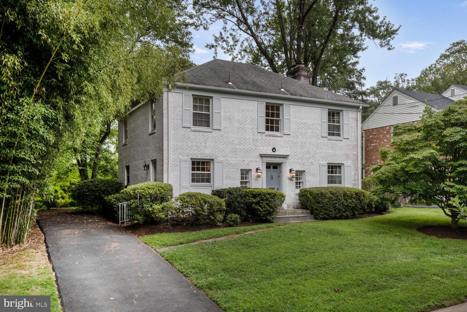 a view of a house with backyard and garden