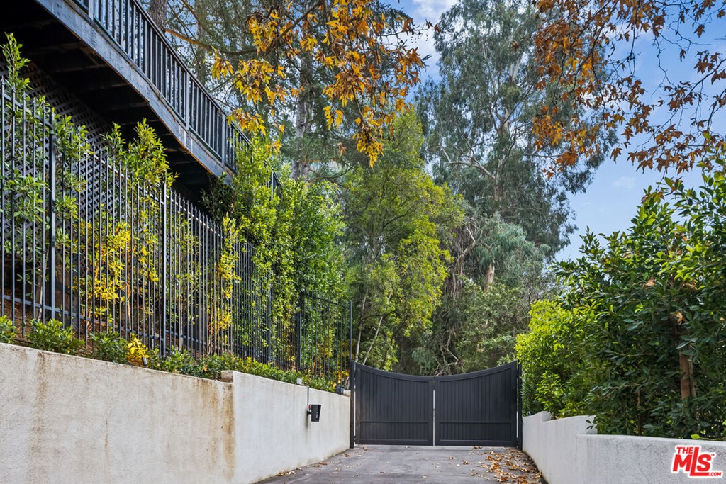 2620 Benedict Canyon Drive, Beverly Hills, CA 90210 Compass