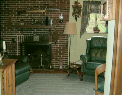 33 Holland Road Churchill, PA 15235 - Photo 4 of 8 Den/Family/Great Room.