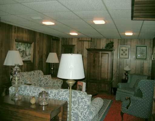 33 Holland Road Churchill, PA 15235 - Photo 8 of 8 Den/Family/Great Room.