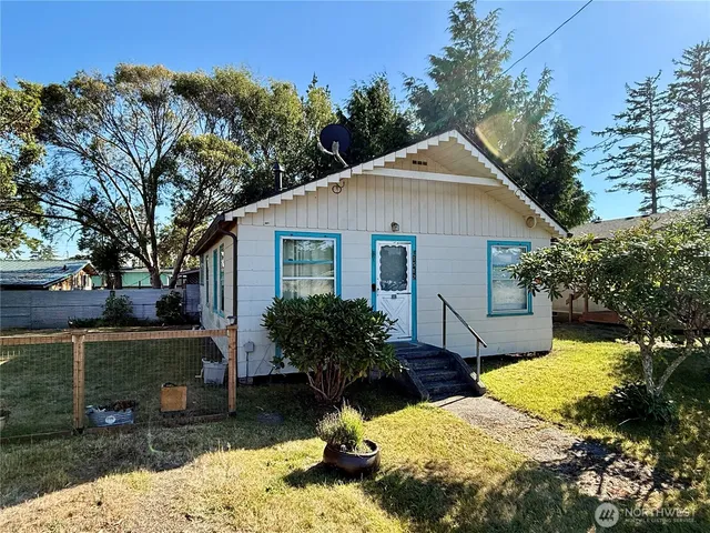 a view of a house with backyard and sitting area
