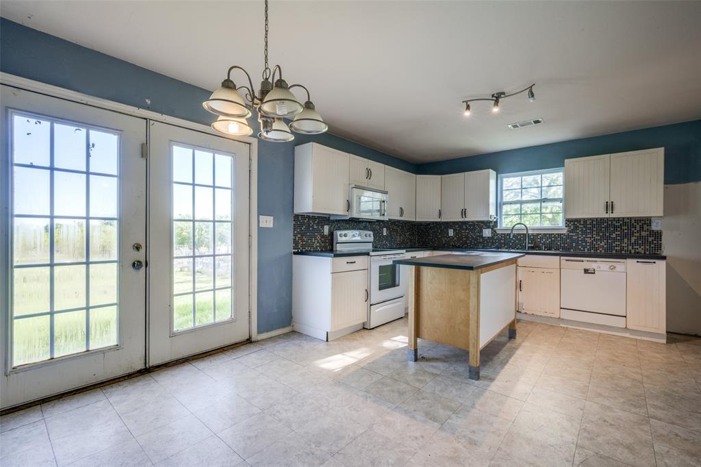 970 McReynolds Road Sanger, TX 76266 - Photo 4 of 25 Your kitchen offers plenty of space for preparing meals