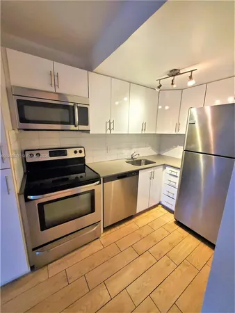 $1,900 | 1650 Northeast 115th Street, Unit 110, Miami, FL 33181