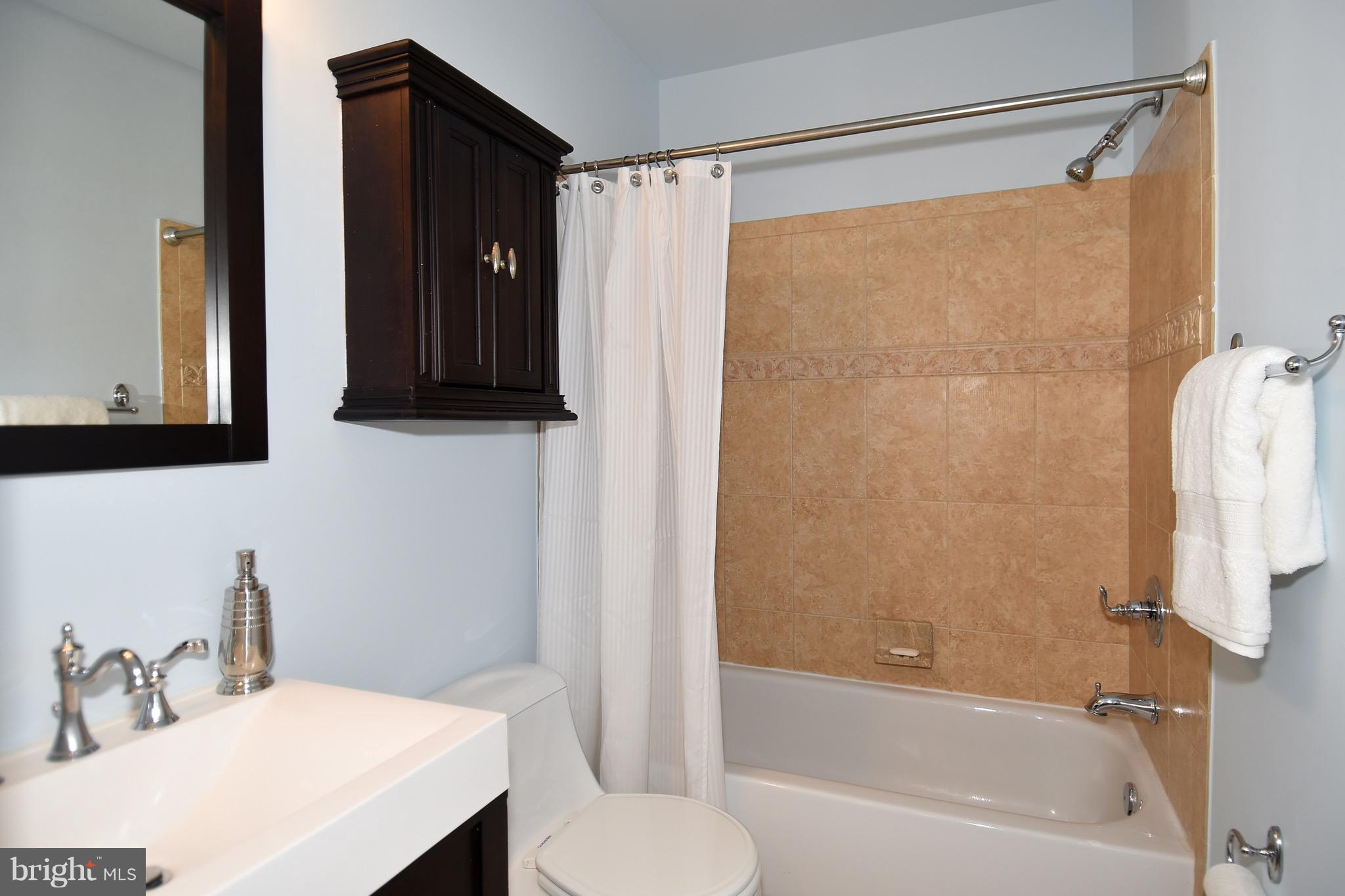 621 Columbia Road Northwest Washington, DC 20001 - Photo 13 of 29 Second Full Bath
