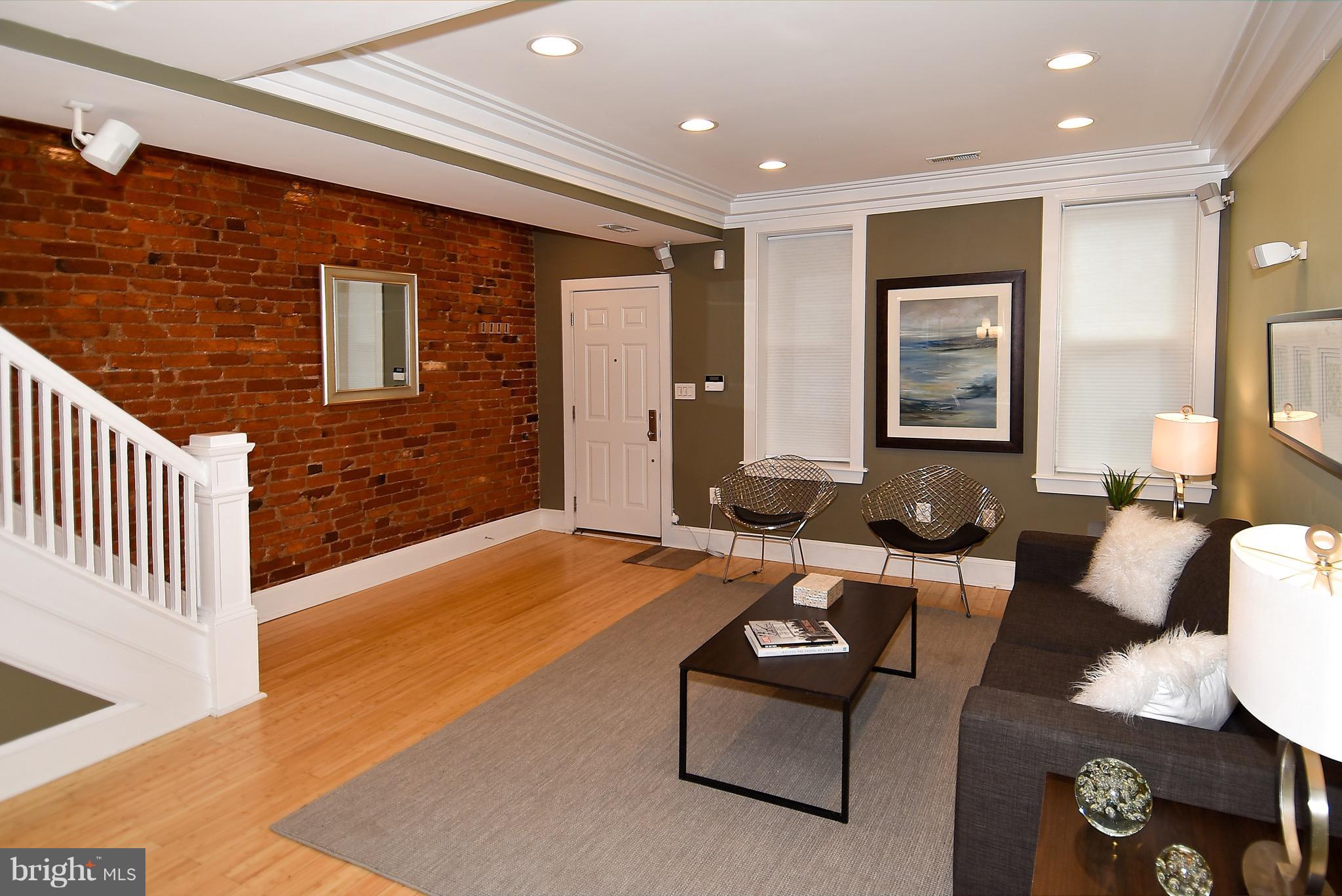 621 Columbia Road Northwest Washington, DC 20001 - Photo 3 of 29 Living Room