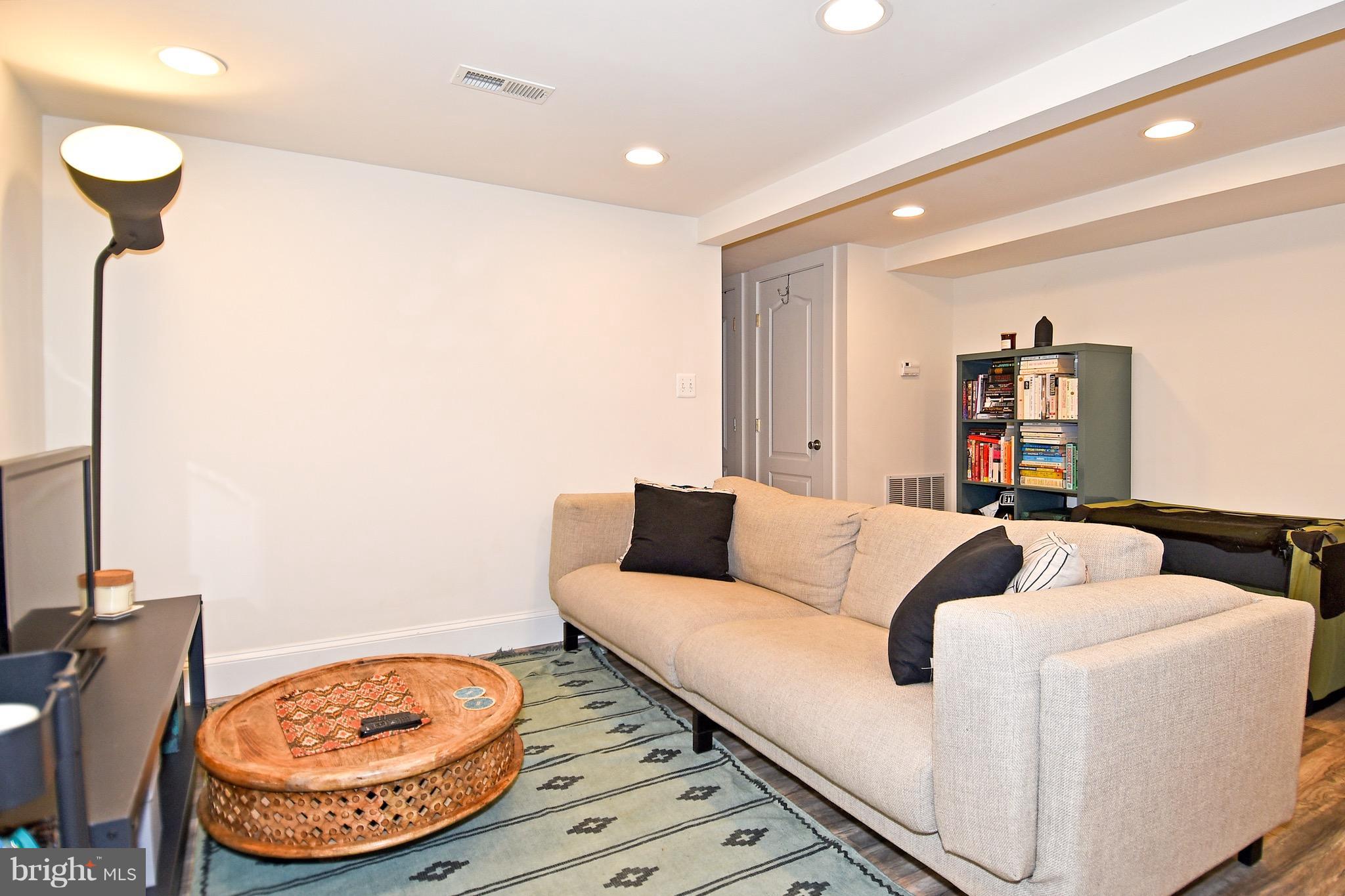 621 Columbia Road Northwest Washington, DC 20001 - Photo 24 of 29 Rental Apartment - Living Room