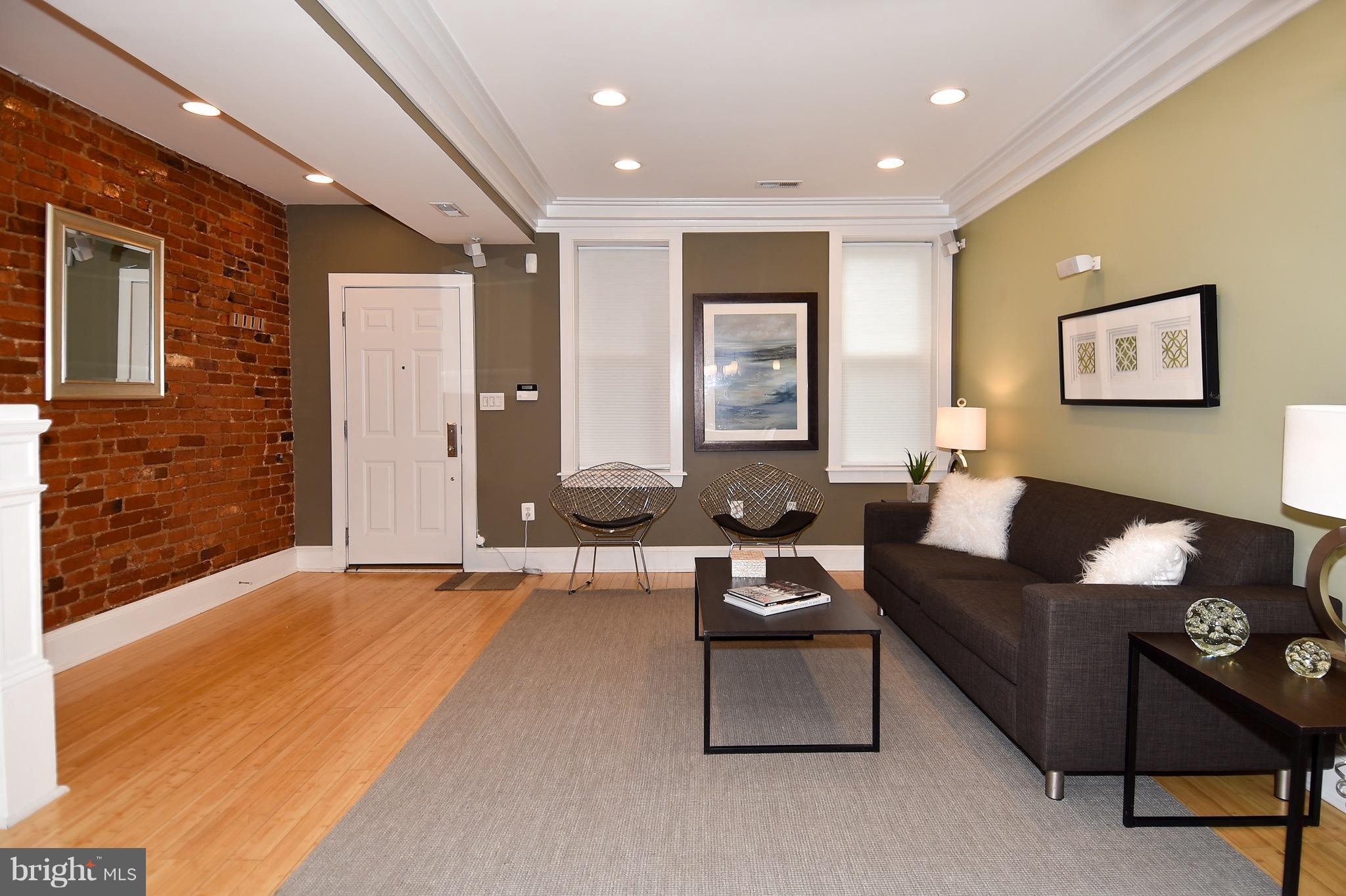 621 Columbia Road Northwest Washington, DC 20001 - Photo 4 of 29 Living Room