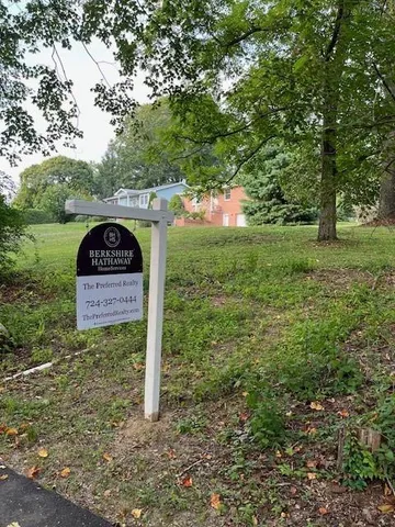 a sign that is sitting in the middle of a field
