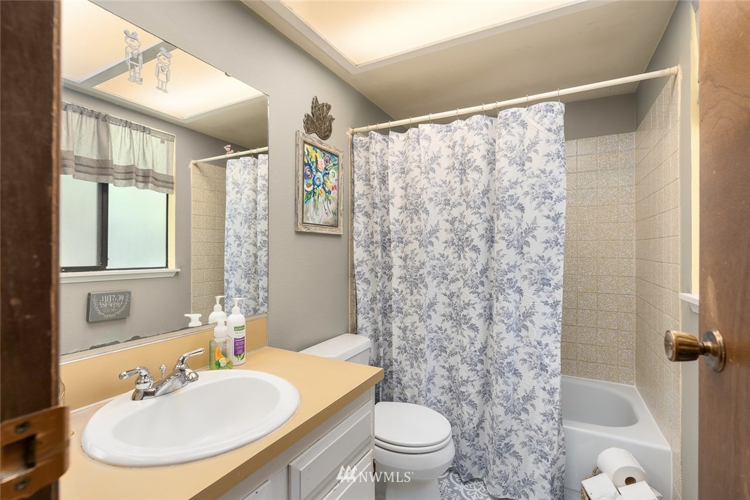 10416 Northeast 204th Place Bothell, WA 98011 - Photo 16 of 25 Gallery Image 16