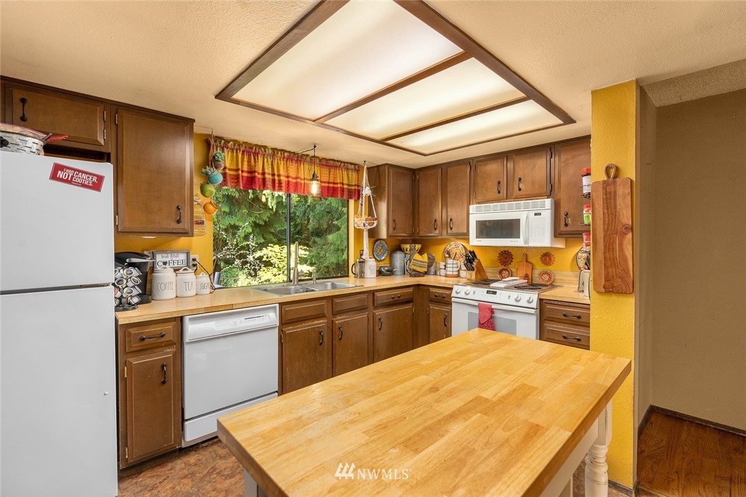 10416 Northeast 204th Place Bothell, WA 98011 - Photo 10 of 25 Gallery Image 10