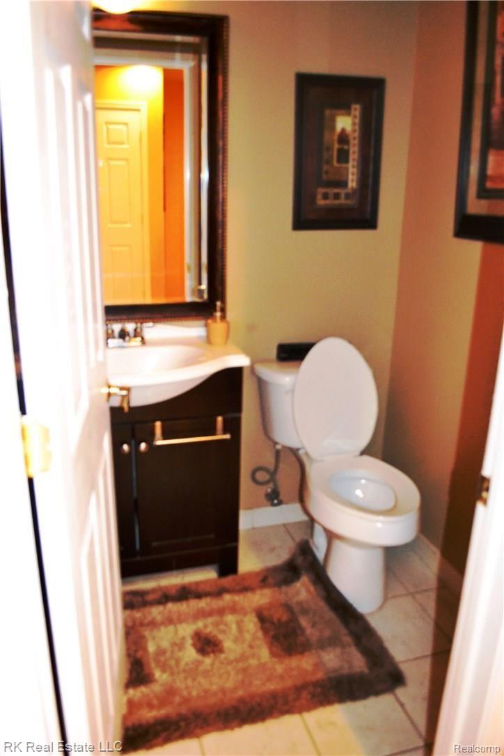 317 Shadywood Road Rochester, MI 48307 - Photo 4 of 15 5.jpg