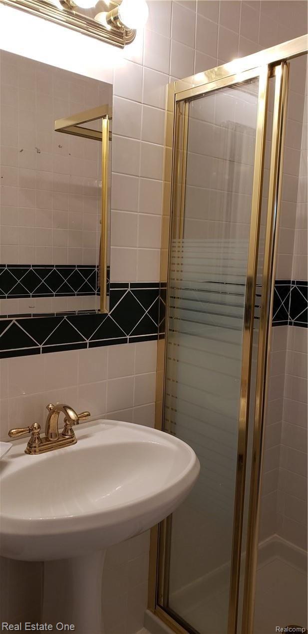 2951 Shewbird Road Wixom, MI 48393 - Photo 15 of 22 2nd floor full bath with shower