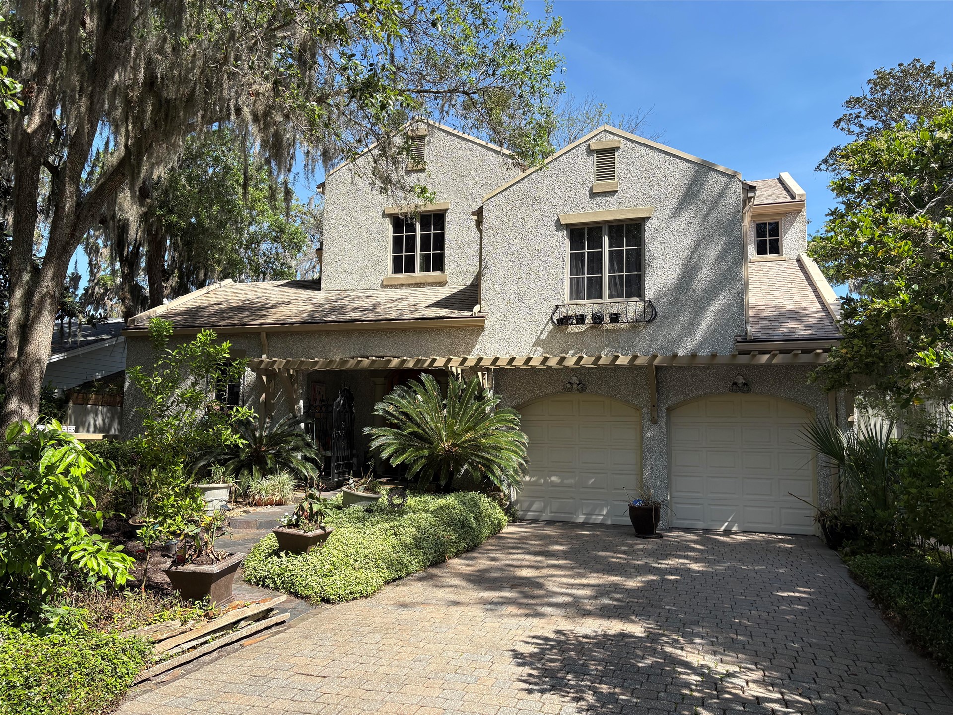 39 Marsh Creek Road Fernandina Beach, FL 32034 - Photo 1 of 78 a front view of a house with a garden