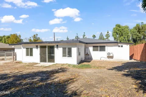 a view of backyard of the house