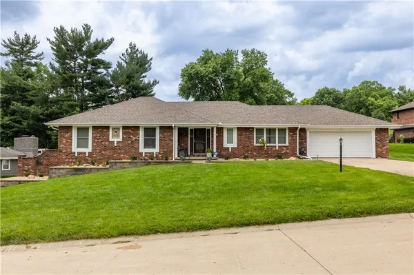 $450,000 | 20 Stonecrest Drive, St. Joseph, MO 64506