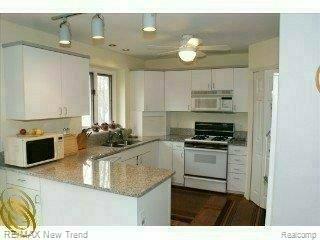 341 Ridgemont Road Oxford, MI 48370 - Photo 21 of 23 Kitchen w. Granite & HW Flrs