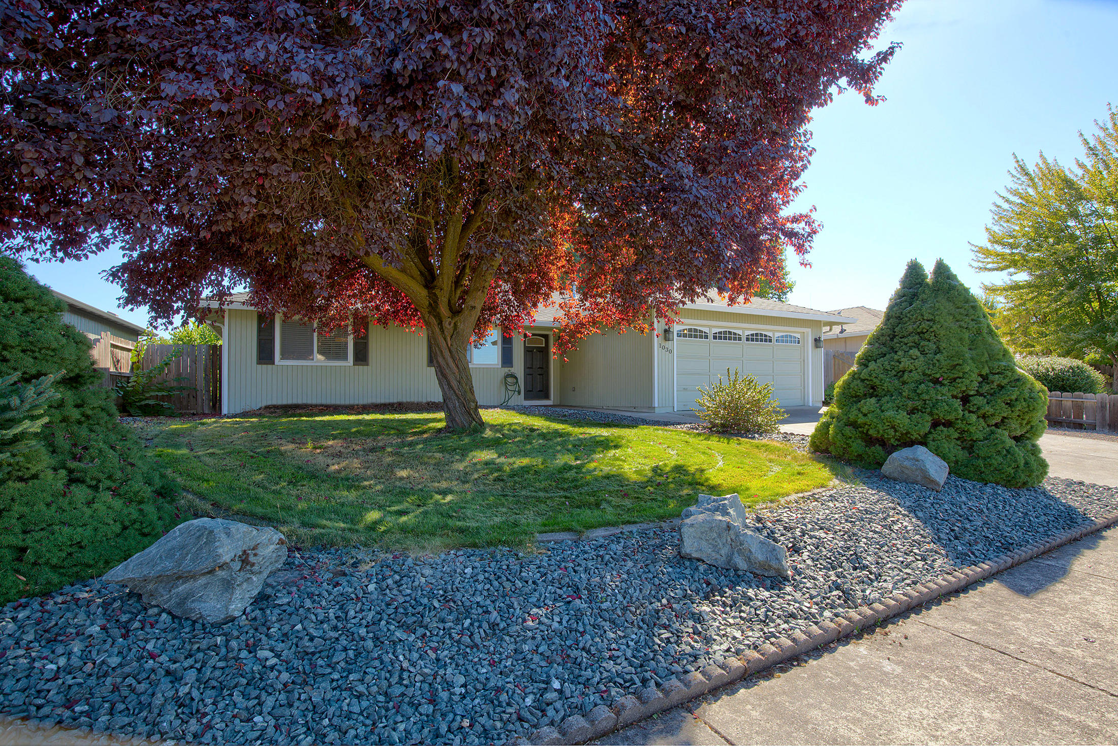 1030 Hopkins Road Central Point, OR 97502 - Photo 2 of 19 125A5658_59_60_61_62