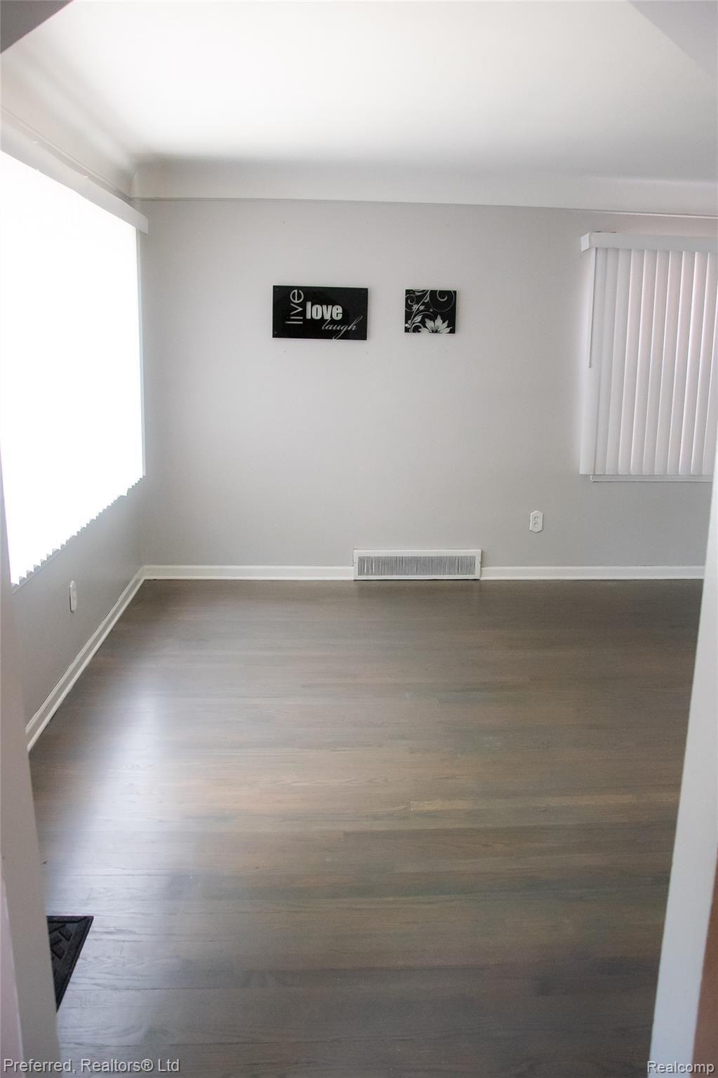 9341 Rosedale Boulevard Allen Park, MI 48101 - Photo 5 of 36 DSC_8384.jpg