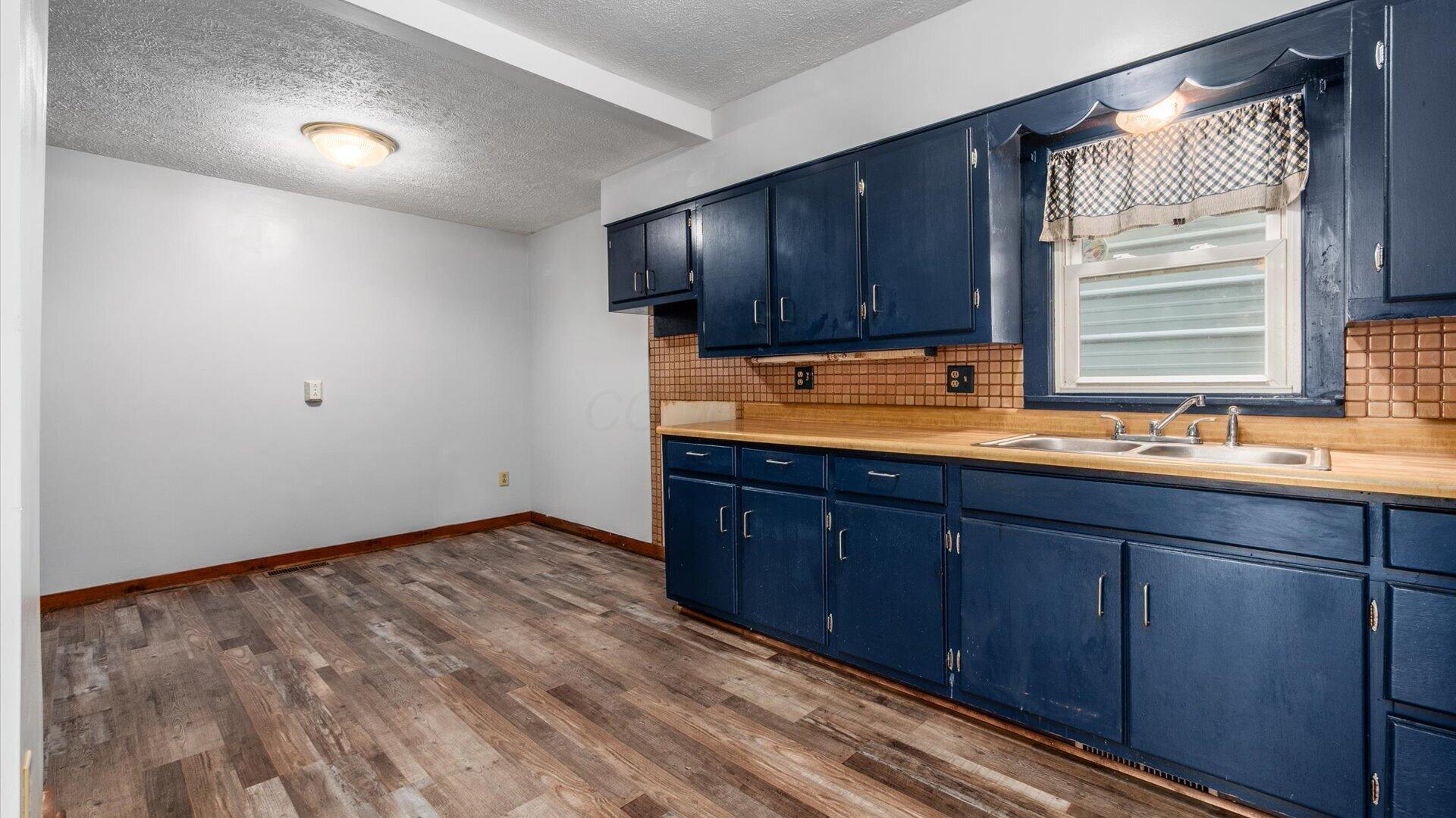 168 Waterworks Road Newark, OH 43055 - Photo 8 of 36 Kitchen & Eating Space