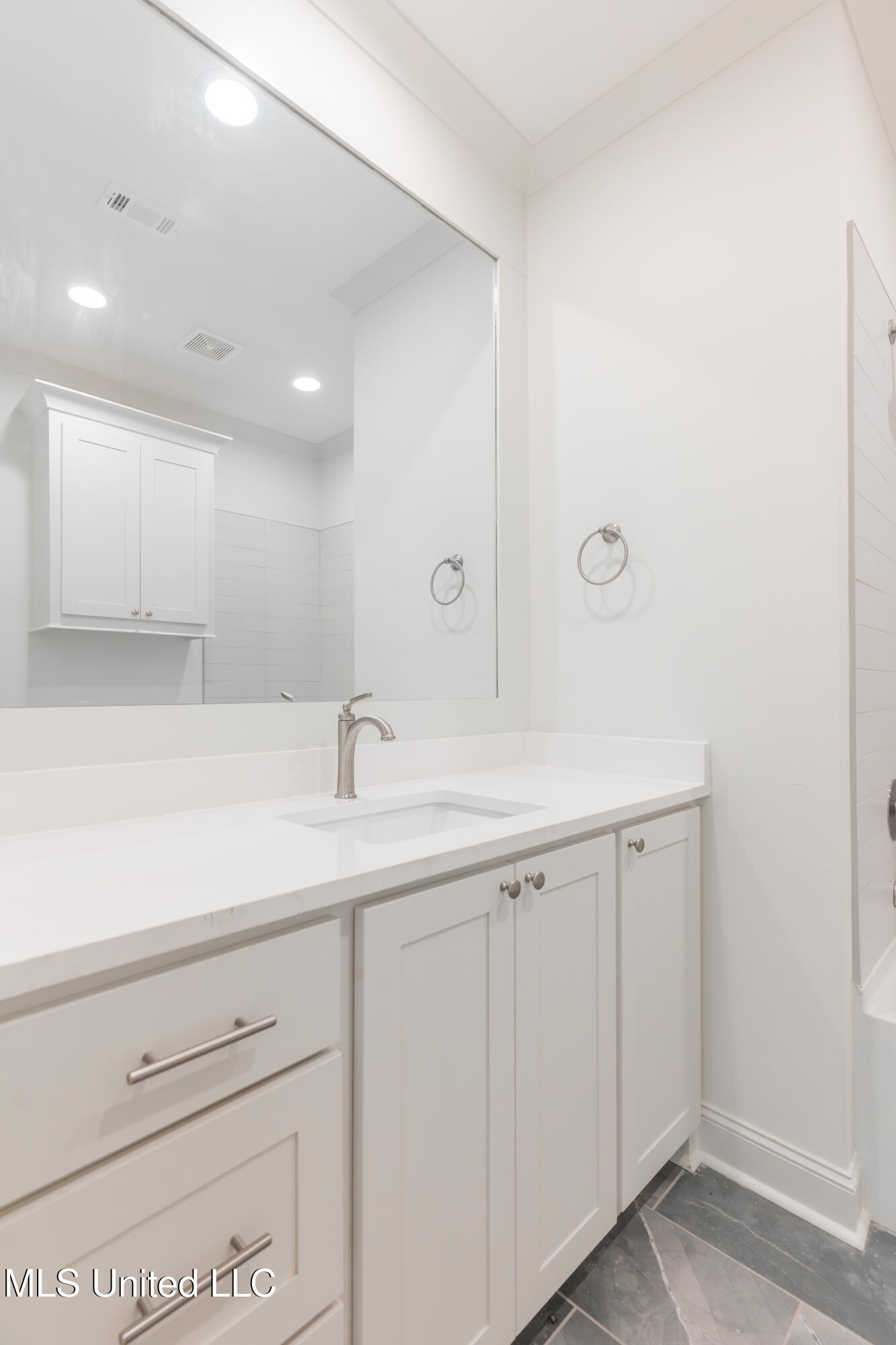 112 Catherine Boulevard Clinton, MS 39056 - Photo 52 of 80 51-HallBathroom