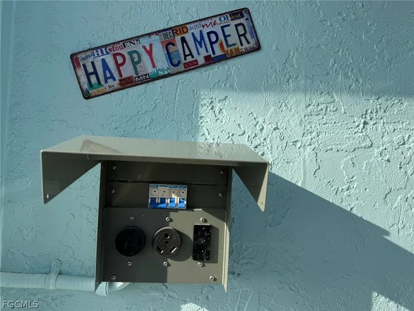 $1,950 | 4743 Pine Island Road, Matlacha, FL 33993