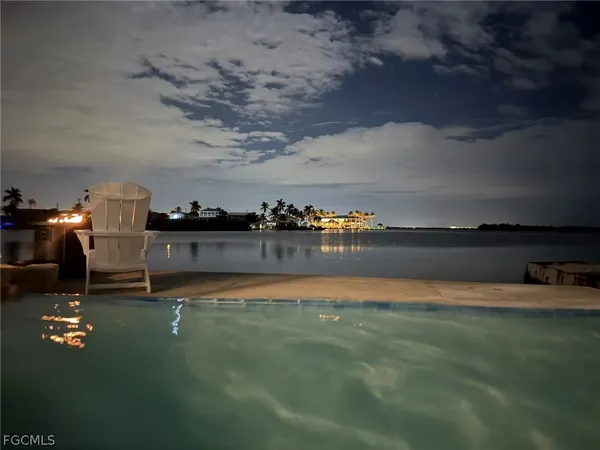a lamp on table and chairs in an empty room