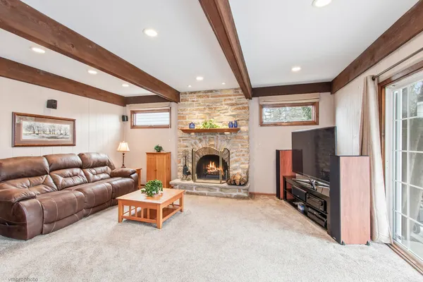 $734,900 | 913 Warwick Lane, Libertyville, IL 60048