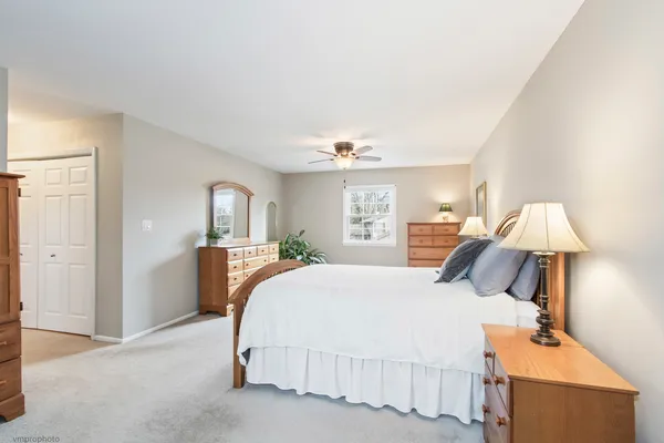 $734,900 | 913 Warwick Lane, Libertyville, IL 60048