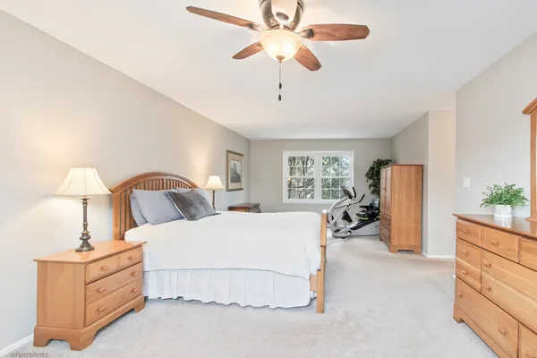 $734,900 | 913 Warwick Lane, Libertyville, IL 60048