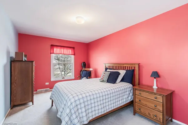 $734,900 | 913 Warwick Lane, Libertyville, IL 60048
