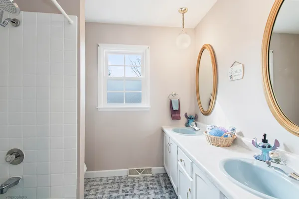 $734,900 | 913 Warwick Lane, Libertyville, IL 60048
