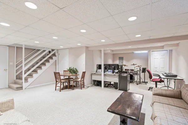 $734,900 | 913 Warwick Lane, Libertyville, IL 60048