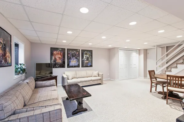 $734,900 | 913 Warwick Lane, Libertyville, IL 60048