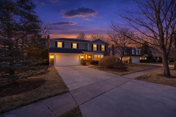 $734,900 | 913 Warwick Lane, Libertyville, IL 60048