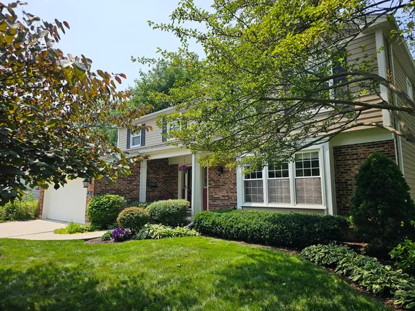 $734,900 | 913 Warwick Lane, Libertyville, IL 60048