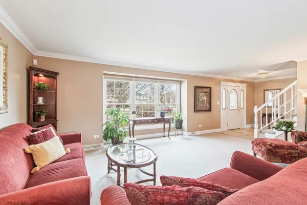 $734,900 | 913 Warwick Lane, Libertyville, IL 60048