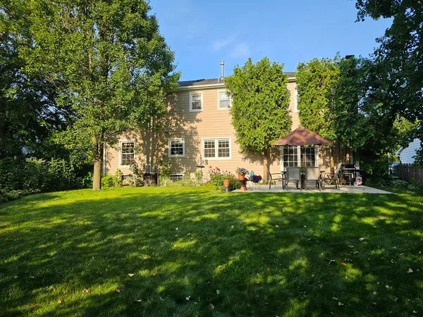 $734,900 | 913 Warwick Lane, Libertyville, IL 60048
