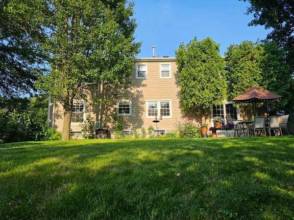 $734,900 | 913 Warwick Lane, Libertyville, IL 60048